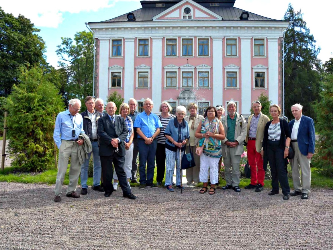 Samfundet utanför Sarvlax herrgård i augusti 2013 Samfundet utanför Sarvlax herrgård i augusti 2013