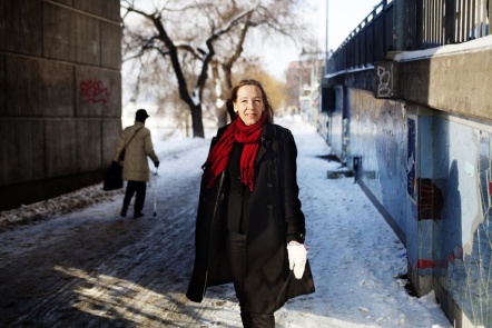 Talskrivare intervjuposerar i snö. Foto: Linda Forsell för Språktidningen nr 4, 2010. Talskrivare intervjuposerar i snö. Foto: Linda Forsell för Språktidningen nr 4, 2010.