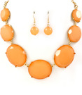 Halsband med örhängen med persikofärgade stenar