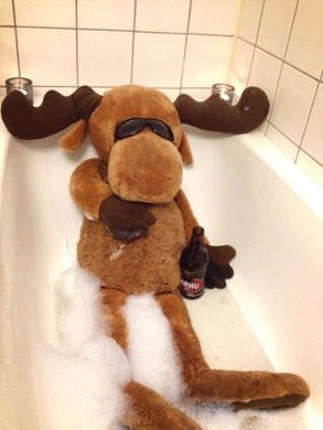 Slappnar gärna av i ett bubbelbad. Slappnar gärna av i ett bubbelbad.