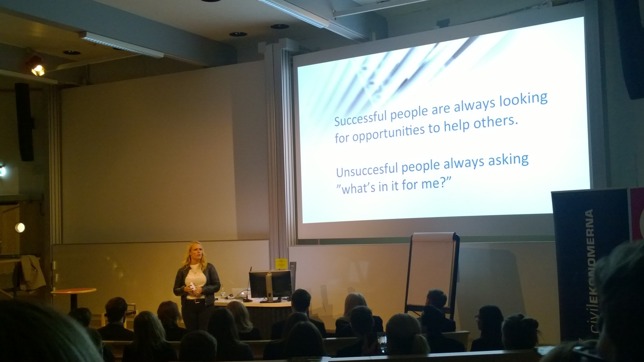Åsa Tönne föreläser om att stanna upp och leva i nuet. Åsa Tönne föreläser om att stanna upp och leva i nuet.