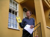 Johan Erséus presenterar skriften "Allsvensk idyll" i samband med 2007 års picknick i Jolos trädgård (foto Kerstin Nylander)