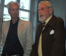 Per Waldvik och Bengt Lagerkvist berättar om inspelningen av "Någonstans i Sverige" den 27/9 2011. (Foto: Anders Sandström)