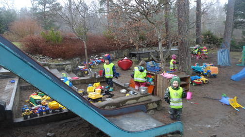 Lyckliga barn hittade massor med vatten i lekparken när vi kom tillbaka