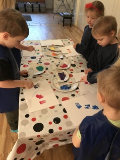 Vi provar olika tekniker och färger att skapa och måla med.