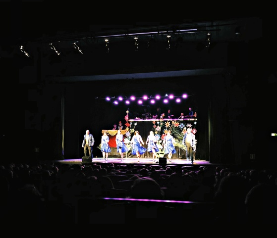 Frontar på scenen gör Åke Sandklef, Carina Nilsson, Jenny Wolf, Eva Lysell, Anne Jonsson, Eva Ovesdotter och Mats Hammarlöf. På balkongen sitter Sture Nilsson och Bengt Landin. På orkesterhyllan finns Mattias Moberg, Thomas Berndts, Anders Wideland och Anders Wolf. Frontar på scenen gör Åke Sandklef, Carina Nilsson, Jenny Wolf, Eva Lysell, Anne Jonsson, Eva Ovesdotter och Mats Hammarlöf. På balkongen sitter Sture Nilsson och Bengt Landin. På orkesterhyllan finns Mattias Moberg, Thomas Berndts, Anders Wideland och Anders Wolf.