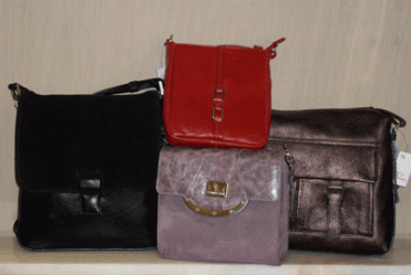 Ovan från vänster till höger: Svart + röd väska från italienska fabrikatet Ponzo. Lila väska från Peter Kaiser samt bronsfärgad från Ponzo. 