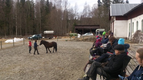 Karin och Ör instrueras av Angelica. Frusna men påpälsade åhörare lyssnar och iaktar nogsamt. :) Karin och Ör instrueras av Angelica. Frusna men påpälsade åhörare lyssnar och iaktar nogsamt. :)