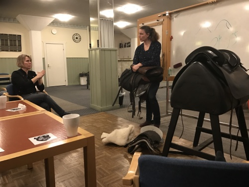 Pia svara på frågor och visar samtigit på en sadel Pia svara på frågor och visar samtigit på en sadel