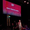Jesper Rönndahl delar ut priset Årets föreställning