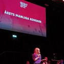 Josefin Johansson delar ut Årets manliga komiker.