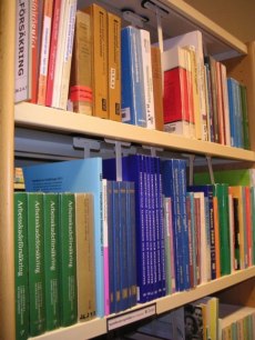 Många rättskällor på området: socialförsäkringsbalken, andra lagar, regeringens förordningar, myndigheternas föreskrifter, lagförarbeten, domstolarnas praxis samt litteraturen Många rättskällor på området: socialförsäkringsbalken, andra lagar, regeringens förordningar, myndigheternas föreskrifter, lagförarbeten, domstolarnas praxis samt litteraturen