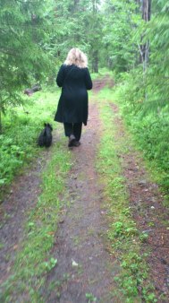 Lola och Vera i skogen