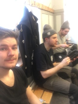 Matchens lirare (eller inte) Blomman Blomqvist stöttas av bra sväv i mössorna hos Smalle och Wox.