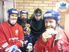 Frommen, Simon E, Muggen och The Gregster som laddar med knäckemacka. Skapligt skymd Sunes jul Söderlind. Foto: P.H. Frommen, Simon E, Muggen och The Gregster som laddar med knäckemacka. Skapligt skymd Sunes jul Söderlind. Foto: P.H.
