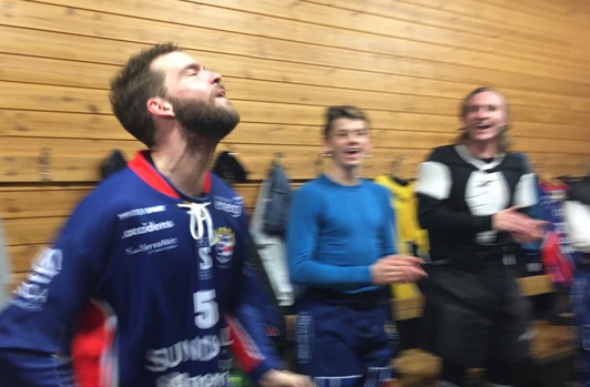 Öcke smekte fram en segersång. Öcke smekte fram en segersång.