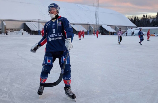 Tvåmålsskytten F. Wilsson åker tilllräckligt fort. Foto: Rönnken. Tvåmålsskytten F. Wilsson åker tilllräckligt fort. Foto: Rönnken.