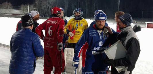 Hunden fick en välförtjänt klapp på axeln av Whizzkid. Foto: J.R. Hunden fick en välförtjänt klapp på axeln av Whizzkid. Foto: J.R.