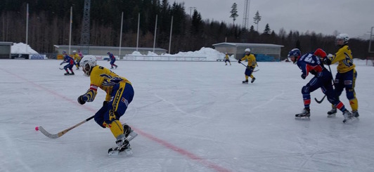 Igor Zolotarev med bollen, Haparandas klart bäste. Selångerspelarna låg tätt på honom i första halvlek. Foto: Rönnken Igor Zolotarev med bollen, Haparandas klart bäste. Selångerspelarna låg tätt på honom i första halvlek. Foto: Rönnken