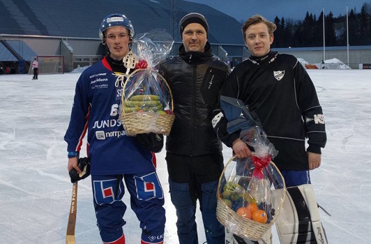 Matchens lirare: Andreas Wilsson och Umeås keeper Emil Hansson. Matchens lirare: Andreas Wilsson och Umeås keeper Emil Hansson.