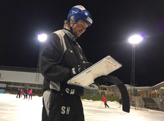 Simon "The Whizz kid" Hansson redo för nya genidrag på taktiktavlan. Simon "The Whizz kid" Hansson redo för nya genidrag på taktiktavlan.