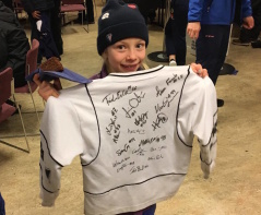 Ingrid Ölander lade beslag på autograferna - och en chokladkaka. Ingrid Ölander lade beslag på autograferna - och en chokladkaka.