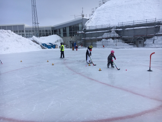 Selis försöker hänga på en av alla duktiga skridskoåkare. Selis försöker hänga på en av alla duktiga skridskoåkare.