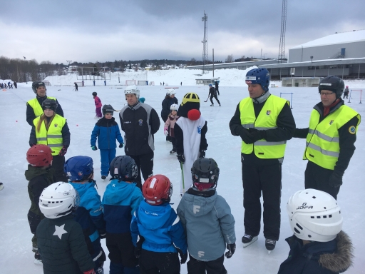 Några av våra duktiga ledare tillsammans med en grupp skridskoåkare. Några av våra duktiga ledare tillsammans med en grupp skridskoåkare.