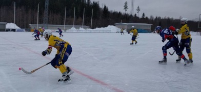 Igor Zolotarev med bollen, Haparandas klart bäste. Selångerspelarna låg tätt på honom i första halvlek. Foto: Rönnken Igor Zolotarev med bollen, Haparandas klart bäste. Selångerspelarna låg tätt på honom i första halvlek. Foto: Rönnken