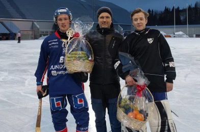 Matchens lirare: Andreas Wilsson och Umeås keeper Emil Hansson. Matchens lirare: Andreas Wilsson och Umeås keeper Emil Hansson.