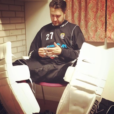 Markus "Masken" Wiström tejpar fingrarna. Markus "Masken" Wiström tejpar fingrarna.