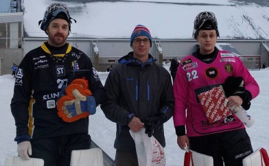 Keeprarna bästa på plan: Masken Wiström och Samuel Henriksson. Vår kassör Uffe K delade ut priserna. Foto: Röntgenbild Keeprarna bästa på plan: Masken Wiström och Samuel Henriksson. Vår kassör Uffe K delade ut priserna. Foto: Röntgenbild