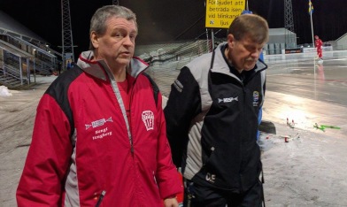 Mången kudde har Fia kastat på Ola efter många säsonger i samma lag och samma rum. Mången kudde har Fia kastat på Ola efter många säsonger i samma lag och samma rum.