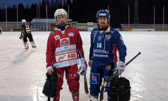 Viktor Mardakin och Tobbe "Greger" Sjödin utsågs till planens bästa spelare. Foto: Röntgenbild
