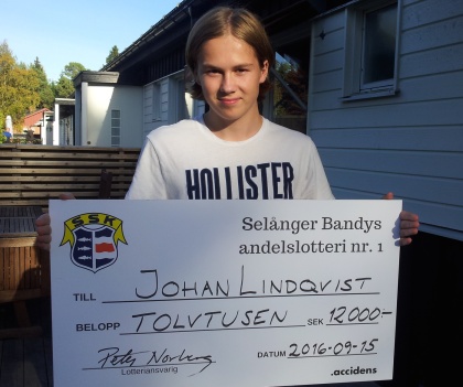 Melker Lindqvist, spelare i P16-laget och Johans son, tog emot vinstchecken.