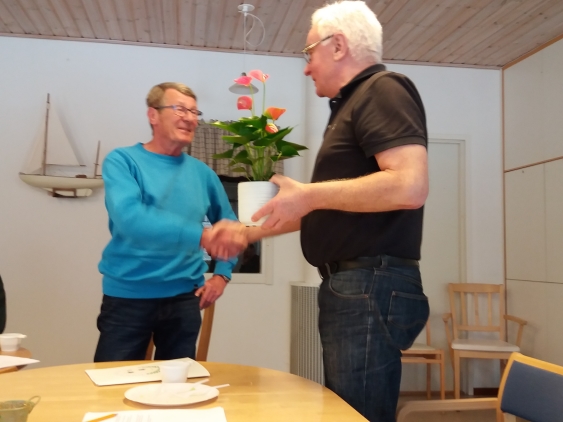 Avgående Leif Gunnarsson avtackades på mötet med en blomma för fyra år i styrelsen. Avgående Leif Gunnarsson avtackades på mötet med en blomma för fyra år i styrelsen.