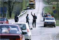 Polisen stoppar trafiken i Svartå efter att Ioan Ursut och Marten Imandi rymt från Kumlafängelset 1991. Foto: Ingvar Svensson Polisen stoppar trafiken i Svartå efter att Ioan Ursut och Marten Imandi rymt från Kumlafängelset 1991. Foto: Ingvar Svensson
