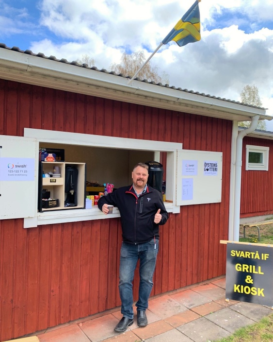 Öystein ger tummen upp för Svartåstafetten och kaffet. Öystein ger tummen upp för Svartåstafetten och kaffet.