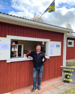 Öystein ger tummen upp för Svartåstafetten och kaffet. Öystein ger tummen upp för Svartåstafetten och kaffet.