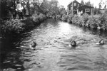 Svartå Tre flickor simmar i kanalen Irma Forsberg, Ragna Lundström, Karin Andersson ca 1940  Bastun på höger sida