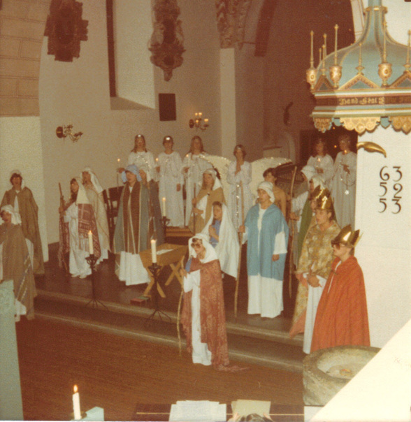 Åhus Flickkör gör julspel i Åhus kyrka, sent 70-tal. Jag är en av herdarna i bakgrunden på vänster sida.