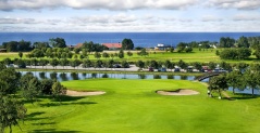 Du bor en natt på ett golfhotell med utsikt över både hav och golfbana. Du är välkommen att låna klubbor och provslå på drivingrangen, dag 4 Du bor en natt på ett golfhotell med utsikt över både hav och golfbana. Du är välkommen att låna klubbor och provslå på drivingrangen, dag 4