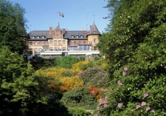 Just before your arrival to Helsingborg you pass the Sofiero Castle with its gardens, eg 10 000 dazzling rhododendron. The palace once belonged to King Gustav VI Adolf and were donated to the municipality of Helsingborg.  Photo: Region Skåne©sydpol.com.