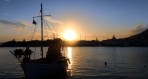 solnedgång över hamnen i Pythagorion...