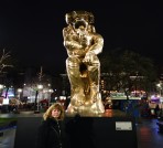 Carina framför "The Thinker" på Rembrandtplatz...