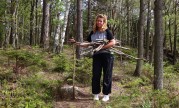 Carina är flitig och samlar ved...