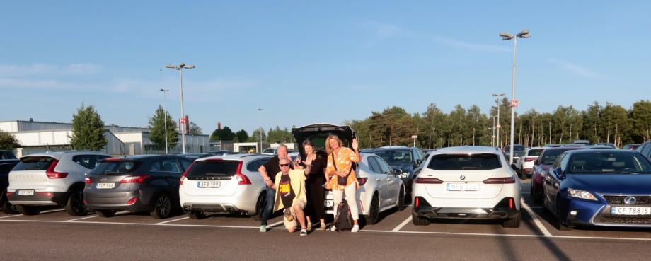 lite suddig bild men vi kom hem till slut... vem skall köra bilen...