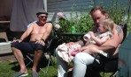 männen chillar i solen med sina sexiga överkroppar tillsamman med Lithea...