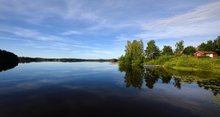 våran röda stuga till höger...