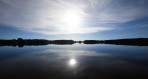 solen stiger upp över en spegelblank Runn...